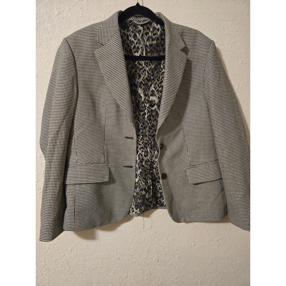 Elegant blazer with animal print lining